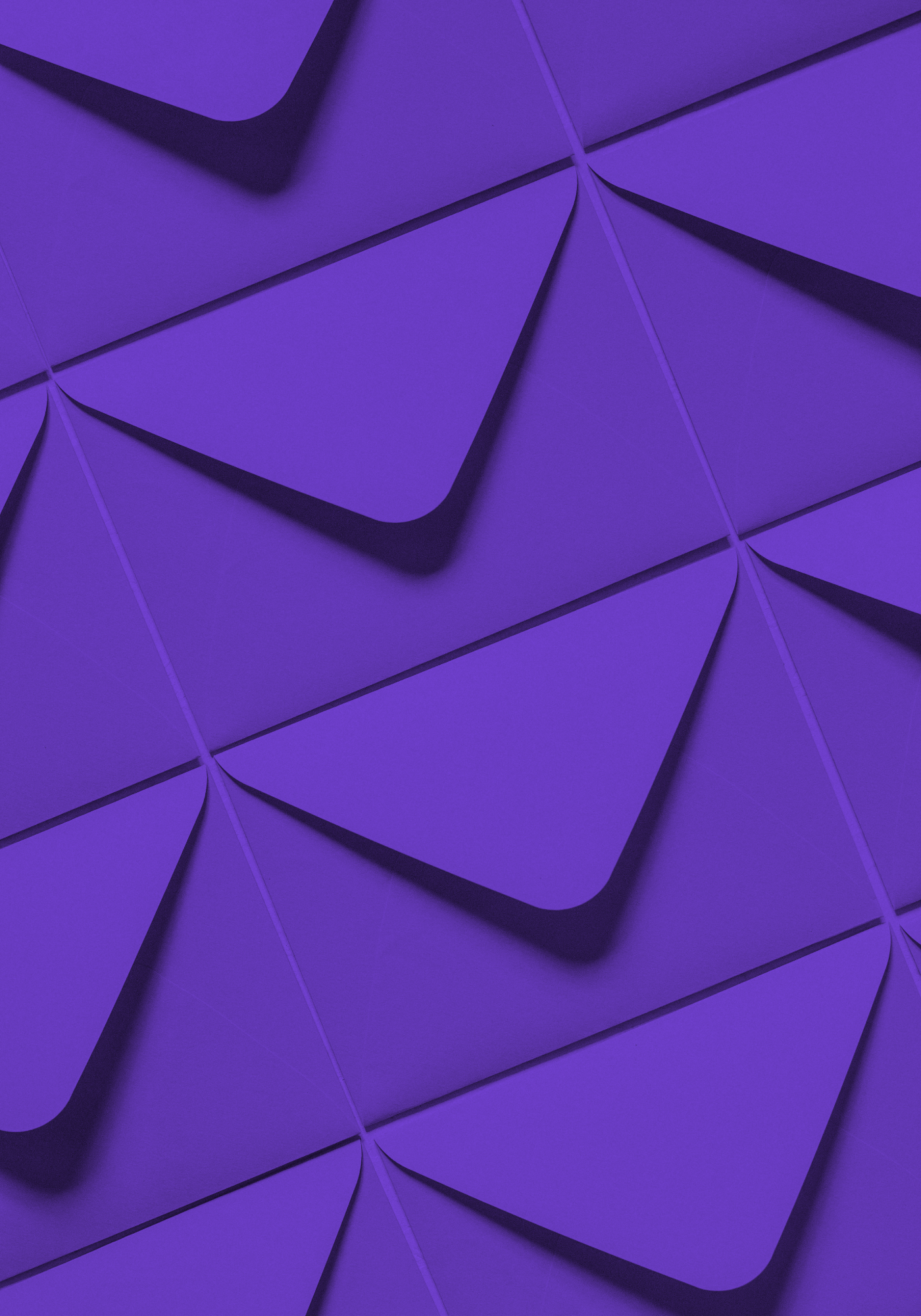 Paarse enveloppen met mystery boxen en verloren pakketten